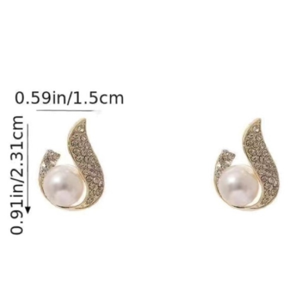 Women’s Formal Occasion Bridal Pearl Scalloped Style Gold & White Earrings. - Picture 3 of 3